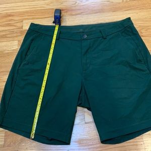 Lululemon Commissioner Shorts 7in. (Size 42)